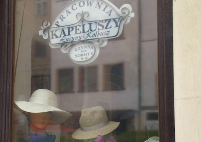 Wrocławska królowa kapeluszy. Pani Lucyna od 50 lat własnoręcznie wykonuje kapelusze