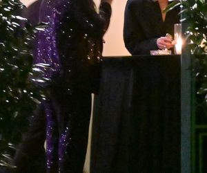 Anna Lewandowska w nocy pali elektryczne papierosy