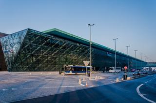 Większy parking dla samolotów na krakowskim lotnisku. 