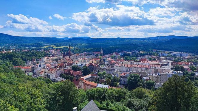 Najbardziej mroczne miasto w Polsce. AI twierdzi, że to scenografia do thrillera. Słusznie? 