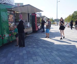 Festiwal Food Trucków w Olsztynie. Pod halą Urania można zjeść dania z kuchni całego świata [ZDJĘCIA]