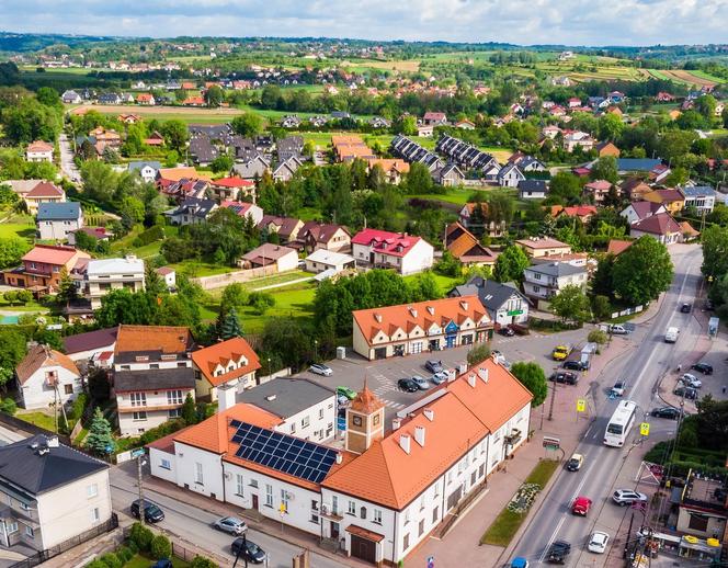 Największa wieś w Małopolsce leży w malowniczym miejscu. Ma więcej mieszkańców, niż niejedno miasto 