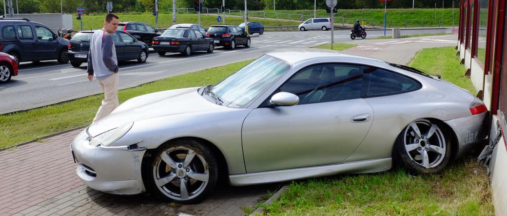 Rozbite Porsche 911 porzucone w Warszawie