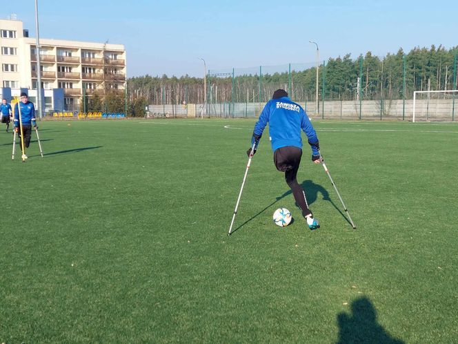 Po amputacji nic sie nie kończy. Trenują w drużynie Amp Futbolu Zawiszy Bydgoszcz. Są jedną nogą w finale