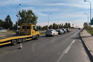 Kolizja 5 samochodów na drodze do centrum kielc. Ruch całkowicie zablokowana