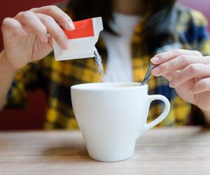 Tyle złego w takiej odrobinie! Uważaj na ten dodatek do kawy. Zatyka tętnice, szkodzi jelitom