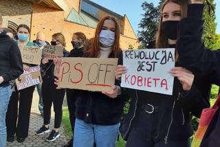 Protest pod kościołem św. Antoniego w Lesznie