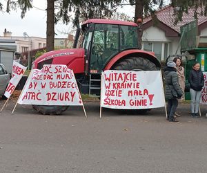 Protest pod Urzędem Gminy w Grucie