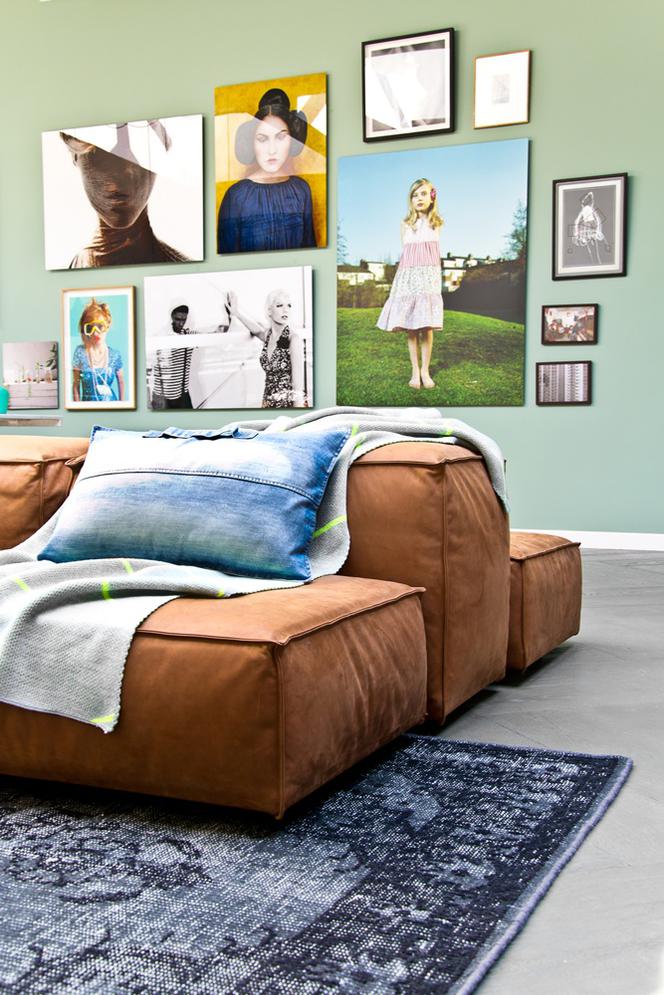 Sofa w salonie w stylu flamandzkim