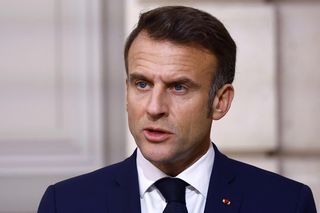 Macron został zatrzymany przez policję! Z ulicy zadzwonił do Trumpa