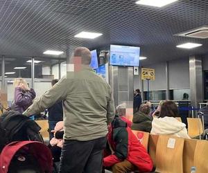 Pasażerowie z Rzeszowa prawie dobę czekają na lotnisku.