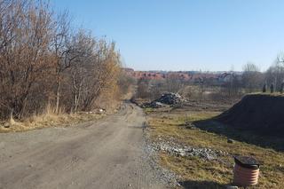 Spacerowa w Rzeszowie - wąską polną dróżką do dużych deweloperskich osiedli