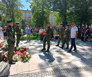 Na Skwerze Niepodległości w Siedlcach można było wysłuchać okolicznościowych przemówień i Apelu Pamięci Oręża Polskiego