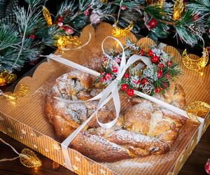 Przepis na wieniec drożdżowy z makiem. Łatwy i efektowny wypiek na Boże Narodzenie 