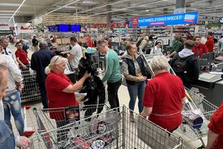 Tajemnicze wózki w Auchan! Klienci kupują „kota w worku”. Co jest w środku?