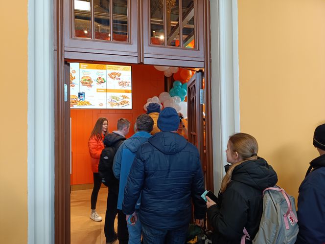 Popeyes na Dworcu Głównym we Wrocławiu otwarty! Spora kolejka, muzyka na żywo i darmowy kurczak