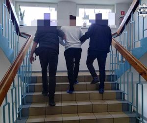 Pijany kierowca wjechał w blok i uciekł. Potem rozpętał awanturę