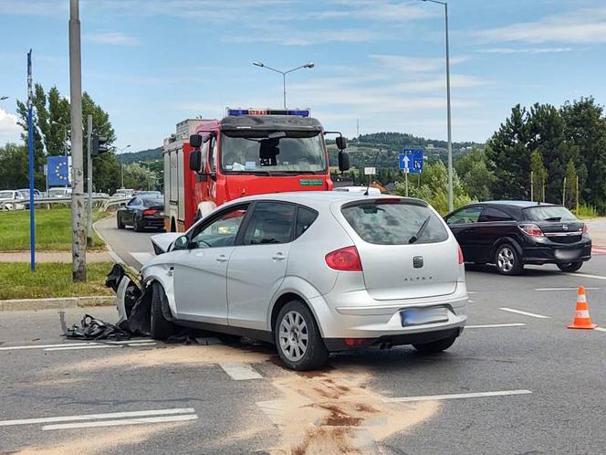 Wypadek w Nowy Sączu. Matka z dzieckiem jechała karetką do szpitala. Ambulans zderzył się z osobówką