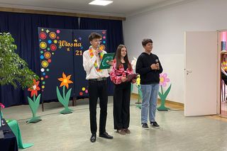 Uczniowie szkoły podstawowej ze Zbuczyna uczcili 100 dni do zakończenia roku szkolnego