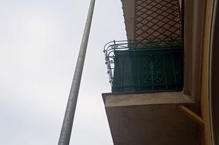 Balkon z widokiem na... słup