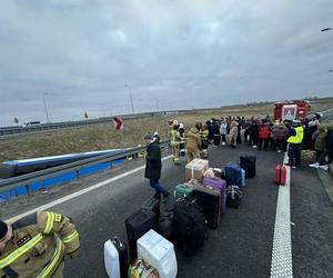 Autokar staranował barierki i spoczął w rowie. 65 pasażerów utknęło na autostradzie A4