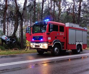 Stare Konopki. Volkswagen wbił się w drzewo. 25-latek nie miał szans. Tragiczny wypadek