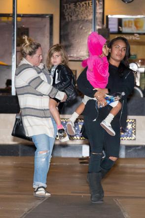 North West i Penelope Disick z opiekunkami i ochroniarzem