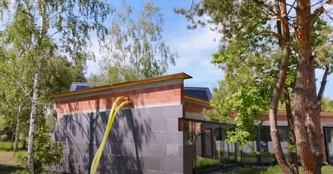 Michał Wiśniewski na budowie swojego domu