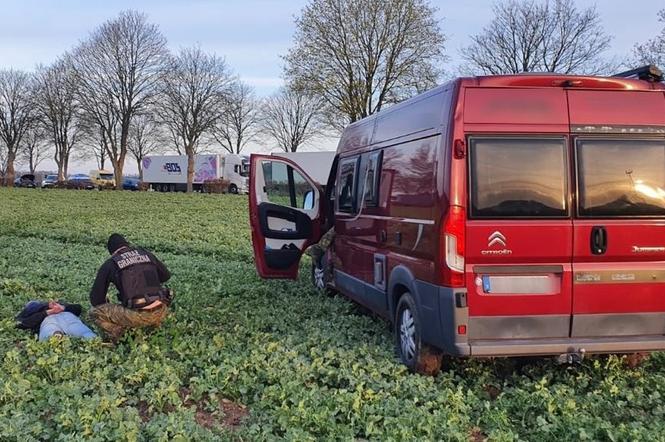 Strażnicy graniczni odzyskali samochód kempingowy skradziony w Niemczech