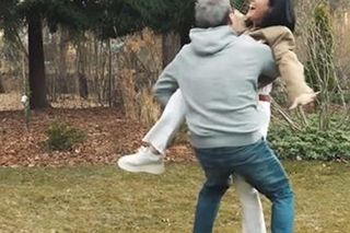 Słodziak Kurzajewski macha Cichopek jak piórkiem. Ale z niego siłacz! 