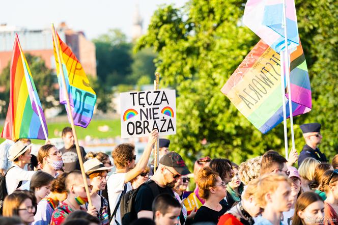 Marsz Równości w Krakowie - tłumy na wydarzeniu pod hasłem "Zaczerpnąć tchu".