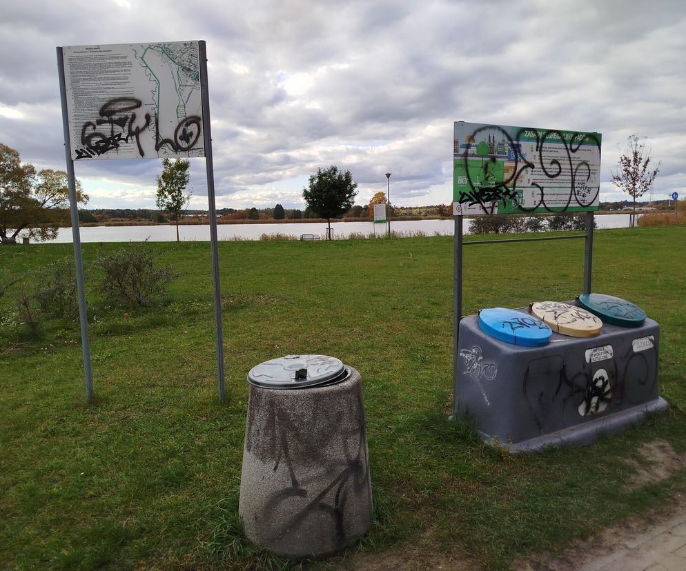 Zniszczone ławeczki i tablice – nad zalewem w Siedlcach doszło do aktów wandalizmu. Zostaną tam zainstalowane kamery miejskiego monitoringu