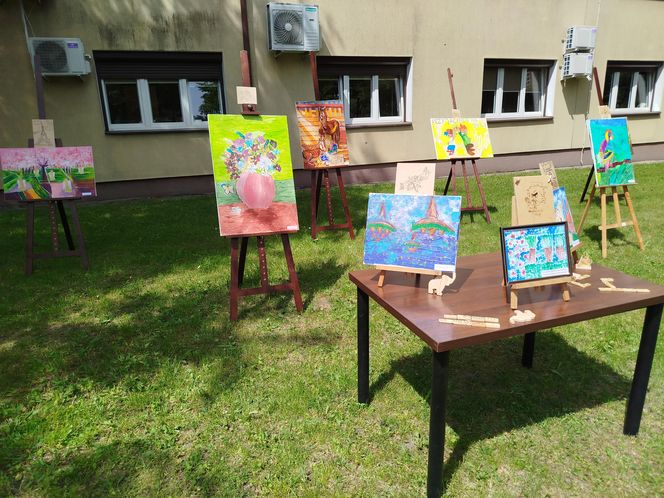 Przez lata ŚDS w Siedlcach działał w dwóch lokalizacjach, teraz już oficjalnie funkcjonuje w jednym miejscu, w budynkach dostosowanych do potrzeb osób z niepełnosprawnościami.