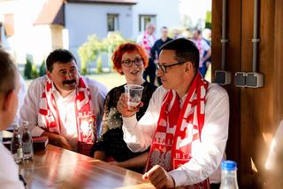 Zobacz, jak Morawiecki kibicował Polsce! Złocisty napój i biało-czerwony szalik