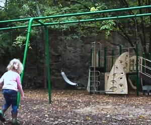 Podobno na tym placu zabaw straszy. Miejska legenda mówi o śmierciach dzieci