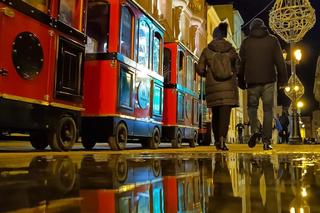 Toruński Jarmark Bożonarodzeniowy wieczorową porą