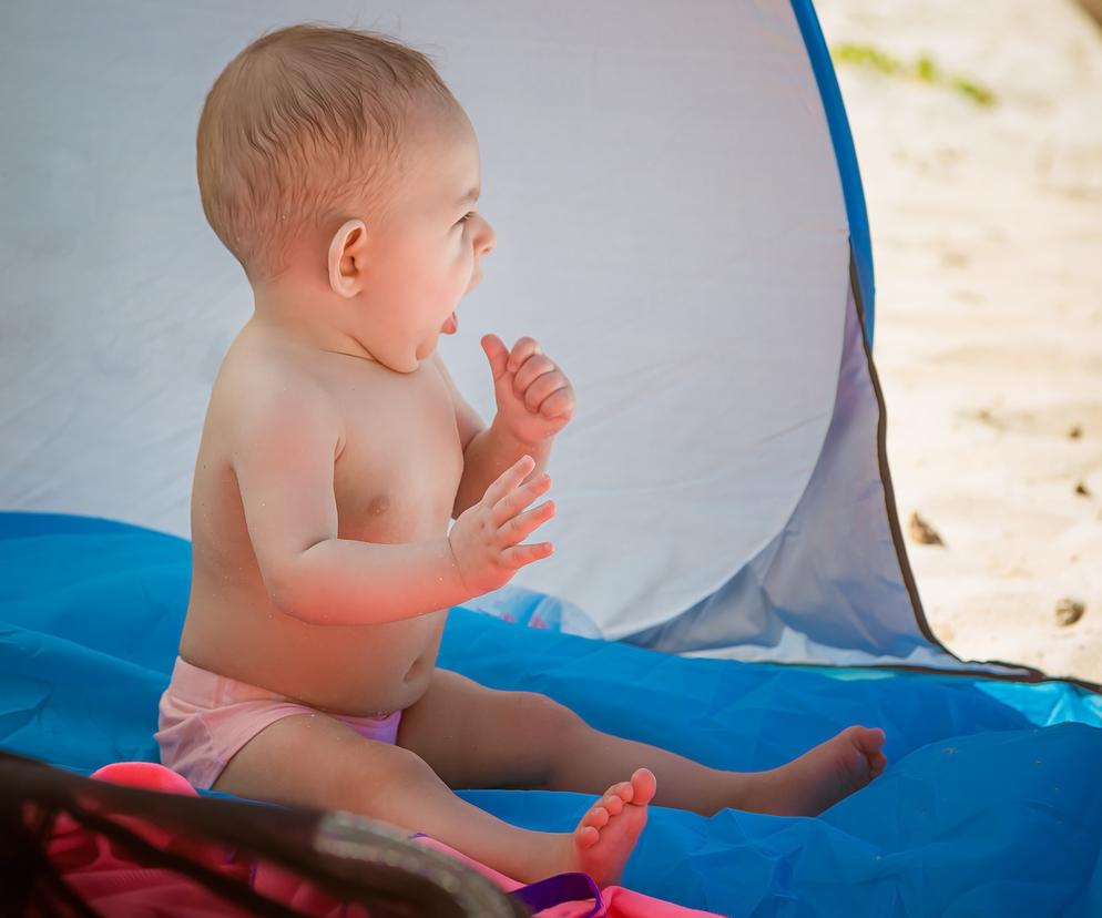 Niemowlę w plażowym namiocie