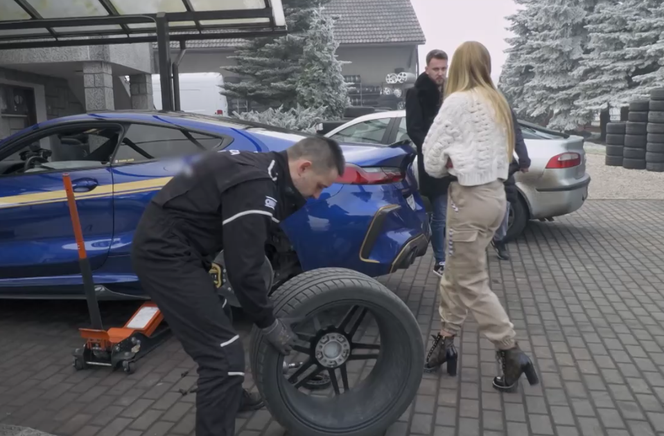 Sportowe BMW "Królowej życia" nie mogło jechać dalej. Auto potrzebowało fachowej pomocy