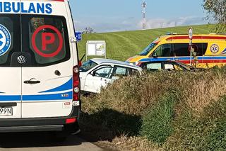 BMW zderzyło się z peugeotem. Widok jest przerażający, są poszkodowani