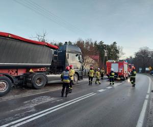 Wypadek ciężarówki i dwóch osobówek w Wąchocku! W akcji grupa chemiczna ze Skarżyska