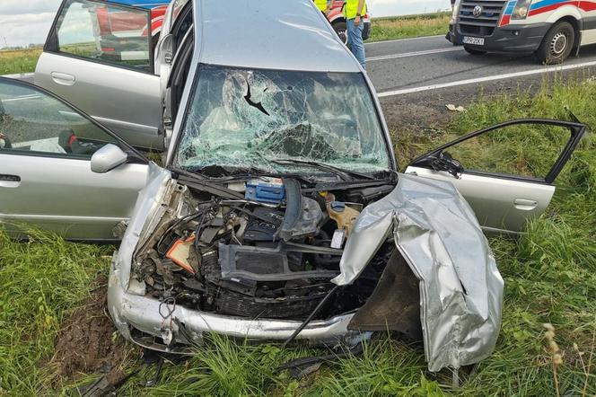 Wypadek na DK40. 40-latka ranna po zderzeniu z 23-letnim kierowcą