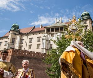 Procesja Bożego Ciała w Krakowie. Tłumy na ulicach miasta 