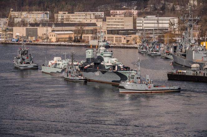 ORP Błyskawica opuściła swoje miejsce przy nabrzeżu w Gdyni