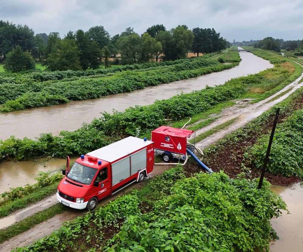 Strażacy OSP Czechowice w akcji pompowania wody