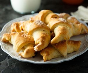 Rogaliki budyniowe zachwycają. Idealnie kruche i w sam raz słodkie