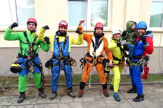 Superbohaterowie na linach odwiedzili małych pacjentów koszalińskiego szpitala. To już wieloletnia tradycja z okazji WOŚP