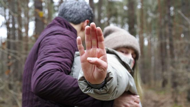 Barwy szczęścia, odcinek 2818. Zbyszek Stawicki (Piotr Borowski), Kama (Natalia Jędruś) 