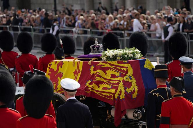 Najpiękniejsza korona Elżbiety II spoczęła na trumnie. Brytyjska korona państwowa na pogrzebie monarchini