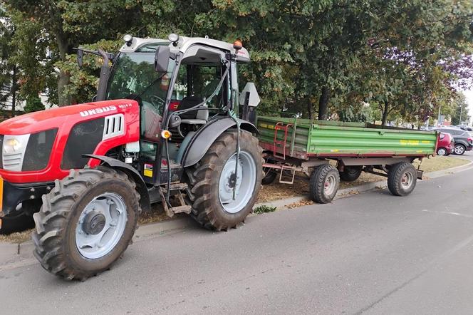 Traktorzysta z Rypina spowodował kolizję, po czym wezwał policję. Na jaw wyszły jego grzechy