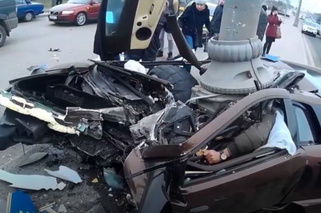 Roztrzaskane Lamborghini Murcielago zawodnika MMA Adama Yandieva - drastyczne WIDEO z wypadku w Rosji